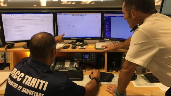 © DR - Dimanche 24 juin, 9 h 30. Le JRCC Tahiti reçoit l’alerte. Le Dauphin N3+ de la flottille 35F est activé pour une mission de secours aux personnes. Dans le même temps, le commandant de zone maritime (CZM) dépêche l’avion Gardian de la 25F, avec à son bord un spécialiste de la lutte antipollution et ordonne le ralliement du B2M Bougainville, en mission 500 milles nautiques plus au nord. Le dispositif Orsec Maritime passe en niveau 2.