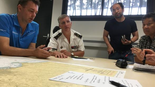 © DR - Lundi 25 juin, 8 h 00. Le dispositif Orsec Maritime passe en niveau 3. L’équipe d’assistance internationale de SMIT Salvage et Nippon Salvage, mandatée par l’armateur, s’est posée à Tahiti 1 h plus tôt et participe au point de situation de l’équipe de gestion de crise dirigée par le contre-amiral Denis Bertrand, commandant de la zone maritime (CZM) et commandant supérieur des forces armées en Polynésie française. Leurs analyses convergent. SMIT Salvage va joindre deux experts à l’équipe d’évaluation 