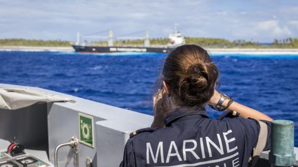 © N. ROETING - Mardi 26 juin, 9 h 30. Après deux jours de transit, le Bougainville arrive sur zone. L’espace de manoeuvre est restreint. Les qualités manoeuvrières du B2M et son système de positionnement dynamique seront des atouts considérables pour opérer en sécurité.