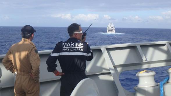 © MN - Mardi 26 juin, 14 h 15. À bord du Thorco Lineage, le PM Nicolas, pilote militaire de la base navale et expert en lutte antipollution, fait le lien entre le Bougainville et l’équipe de SMIT : 17 hélitreuillages auront été nécessaires pour emmener à bord les équipes au complet avec leur matériel.
