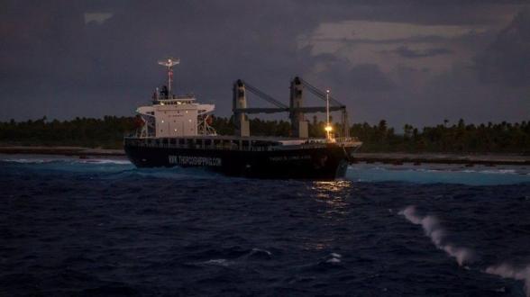 © MN - Mardi 26 juin, 18 h 50. La nuit est tombée. Le chef de secteur ELEC surveille les paramètres moteurs. Des délestages ont lieu pour augmenter la puissance sur les moteurs tout en restant dans les limites d’emploi du treuil et de l’appareil propulsif. Soudain, le loch affiche 2, puis 3, 4, 5 noeuds. Un contact radio le confirme : le cargo est libéré du platier. Le remorquage vers une position sans risque immédiat de nouvel échouement commence.