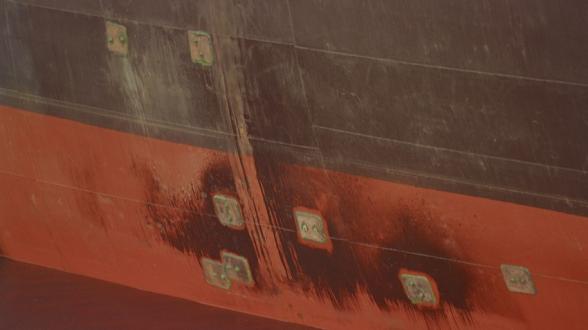 Détail d'impacts (obturés) sur la coque du pétrolier espagnol Munguia attaqué à l'arme légère et à la roquette anti-char par les vedettes des Pasdaran iraniens. En 1987, 162 navires de commerce ont été attqués dans la zone par les deux adversaires à l'origine du conflit - © P. Lecomte / ECPAD / Défense