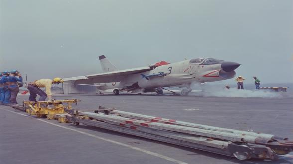 Le porte*avions Clémenceau assure la protection aérienne de la force. Il est également, par sa simple présence, un atout de poids dans le cadre des négociations diplomatiques entre les pays de la zone et la France. A l'image : Catapultage d'un Crusader, intercepteur qui équipait la Marine avant la mise en service du Rafale Marine