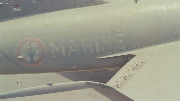 Août 1987. Les avions du "Clem" s'apprêtent à effectuer des reconnaissances photographiques au-dessus de l'Iran. Le but : ramener des images des rampes de missiles installées sur la côte, face au détroit d'Ormuz. Afin d'améliorer la disrétion visuelle des aéronefs, il a été nécessaire de rajouter une couche de peinture grise avant leur départ en mission - © P. Lecomte / ECPAD / Défense