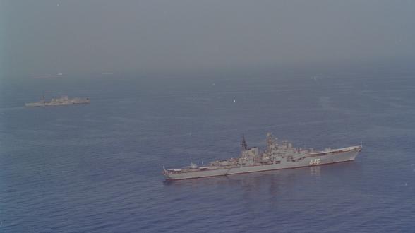 Premier plan : une frégate russe de type « Sovremennyy ». Second plan : un chasseur de mines russe de type « Natia » à couple d’un bâtiment base de sous-marin de type « Ugra ». Plus loin, le trafic maritime du détroit d’Ormuz. La concentration de forces de toutes nationalités dans un espace de manœuvre étroit, combinée à la menace d’embarcations rapides attaquant en groupe et de nuit avec des armes ayant 3 000 mètres de portée pose des problèmes d’identification et donc de riposte. ©P. LECOMTE/ECPAD/Défense