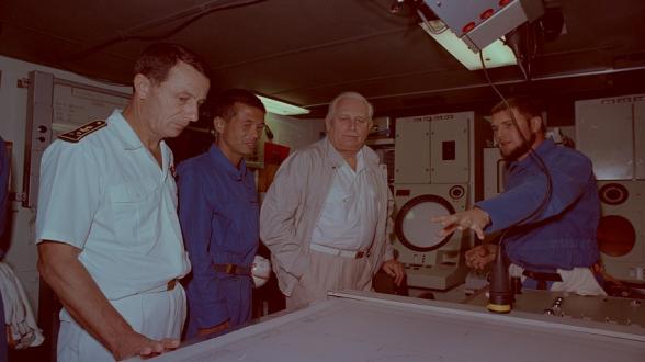 M. André Giraud accompagné par le vice-amiral Lanxade, commandant la zone maritime et les forces maritimes de l’océan Indien (Alindien) au central opérations du chasseur de mines Orion. Sécuriser les lignes maritimes commerciales en déminant la zone est l’une des priorités du gouvernement. ©P. LECOMTE/ECPAD/Défense