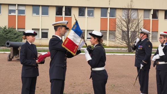 Remise du fanion par le Capitaine de vaiseau Ludovic Poitou