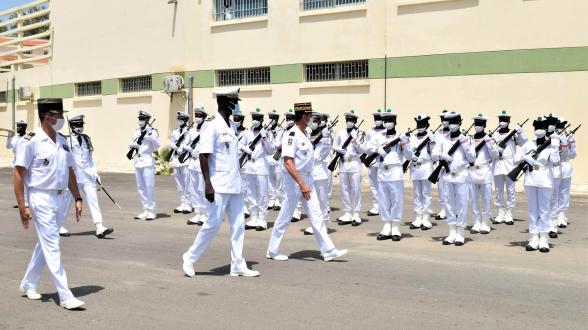 L’évènement était coprésidé par le contre-amiral Oumar Wade, chef d’état-major de la marine nationale sénégalaise et le général de brigade Michel Delpit, commandant les EFS en présence du colonel Luc Lainé, attaché de défense de l’ambassade de France au Sénégal. La cérémonie s’est achevée par un moment fort et symbolique, lorsque les Couleurs françaises ont été descendues cédant la place aux Couleurs sénégalaises.   Dorénavant les pousseurs seront employés lors des manœuvres portuaires de la flotte sénégala
