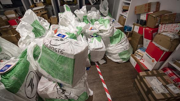 © R.Le Hénaff/MN - L’équivalent de 2,4 tonnes de courrier. C’est ce qu’ont reçu les marins du Charles de Gaulle le 3 mai, soit 159 sacs. Avec le concours du bâtiment de commandement et de ravitaillement (BCR) Var et du service administration du porte-avions, c’est environ un millier de lettres et colis, envoyés par les familles, qui ont pu être distribués dans tout le bord.