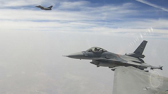 © 11F/MN - Durant les 50 jours de participation à l’opération Chammal, les aéronefs du groupe aérien embarqué (GAé) ont effectué 142 vols au-dessus du théâtre irako-syrien. Au cours de cette période, des Rafale Marine de la Flottille 11F ont réalisé un vol en formation avec des F-16 de l’armée de l’air irakienne.