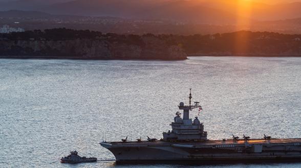 © A.Groyer - Après avoir parcouru près de 27 000 nautiques et passé 101 jours en mer, le porte-avions Charles de Gaulle est de retour à son port base de Toulon. « Je suis fier du bilan opérationnel de cette mission, a déclaré le contre-amiral Marc Aussedat. Bien différente des précédentes par la complexité sanitaire dans laquelle nous avons évolué, elle n’aurait pu être menée avec succès sans l’énergie, la détermination, la résilience et l’endurance de chacun des équipages qui composent le GAN. »