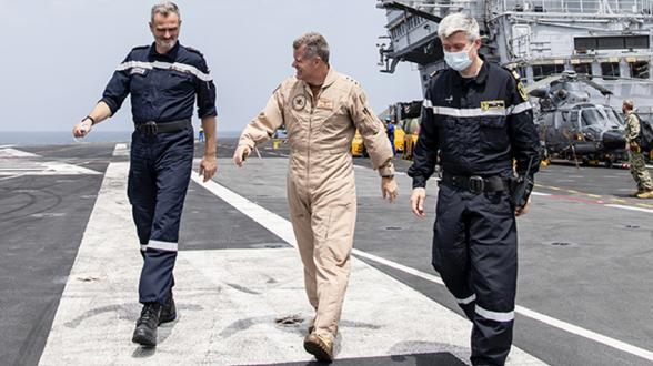 © L.Bernardin/MN - Fédérateur et agrégateur de puissances, le GAN aura servi de catalyseur aux échanges avec nos partenaires stratégiques. Le contre-amiral Marc Aussedat, commandant la TF 473, et le capitaine de vaisseau Guillaume Pinget, commandant du Charles de Gaulle, ont régulièrement accueilli à bord des autorités étrangères : chef d’état-major de l’armée chypriote, commandant du groupe aéronaval américain, commandant en chef des forces de défense d’Israël, etc.