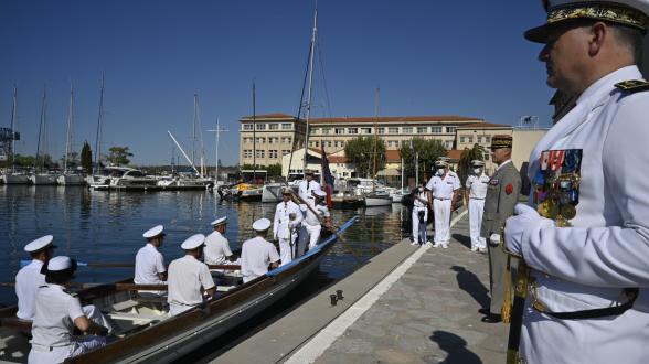 Déployée depuis le 29 avril 2021 en Méditerranée orientale puis en zone maritime océan Indien, la Frégate multi-missions (FREMM) Languedoc et son hélicoptère Caïman nécessitent un soutien logistique efficace et permanent pour pouvoir opérer dans la durée dans des conditions parfois difficiles. Avant d’accoster le 29 mai 2021 au sein des forces françaises aux Emirats arabes unis (FFEAU), la frégate et son hélicoptère ont été soumis à des conditions météorologiques extrêmes – chaleur, hygrométrie - mettant le