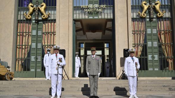 Déployée depuis le 29 avril 2021 en Méditerranée orientale puis en zone maritime océan Indien, la Frégate multi-missions (FREMM) Languedoc et son hélicoptère Caïman nécessitent un soutien logistique efficace et permanent pour pouvoir opérer dans la durée dans des conditions parfois difficiles. Avant d’accoster le 29 mai 2021 au sein des forces françaises aux Emirats arabes unis (FFEAU), la frégate et son hélicoptère ont été soumis à des conditions météorologiques extrêmes – chaleur, hygrométrie - mettant le