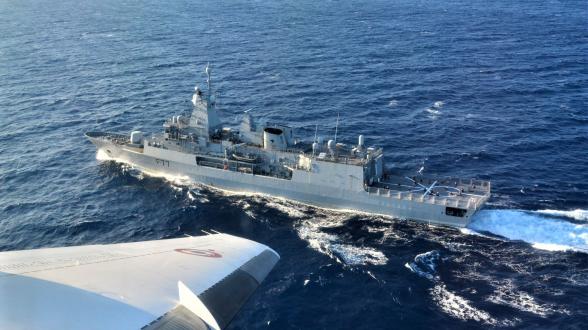 FANC – Coopération entre un avion de surveillance maritime des FANC et la frégate néo-zélandaise Te Kaha