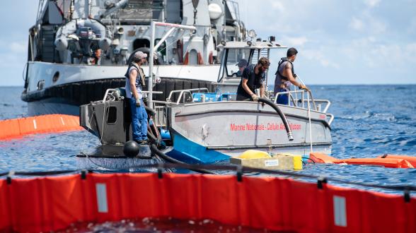 Mardi 14 décembre 2021, la cellule antipollution de la base navale de Papeete, en Polynésie française et le Remorqueur portuaire et côtier (RPC) Manini ont conduit un exercice de lutte contre la pollution maritime. Cet entraînement avait pour objectif d’évaluer les capacités d’intervention de la base navale.