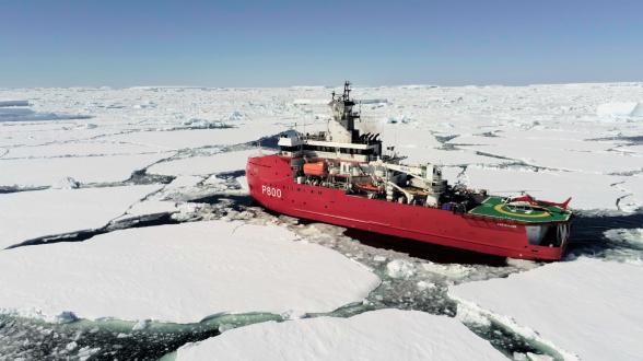 Le 30 décembre, le patrouilleur polaire (PP) L’Astrolabe a appareillé pour une mission de soutien logistique au profit de l’Institut polaire français et des Terres australes et antarctiques françaises (TAAF). L’Astrolabe est arrivé le 3 janvier 2022 devant la station de Dumont d’Urville, sur le continent Antarctique.