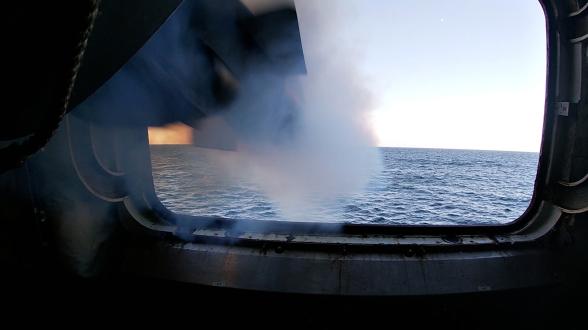 Premier tir Aster de la FREMM-DA Alsace avant son admission au service actif. Lancé à plus de Mach 4, l’Aster 30 – guidé dans un premier temps par l’Alsace – intercepte sa cible quelques dizaines de secondes plus tard. Cette réussite, en plein Polaris 21, valide les efforts de l’équipage et conforte la crédibilité de l’Alsace pour opérer au sein de la Task Force 473, constitué autour du porte-avions Charles de Gaulle.