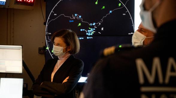 Florence Parly, ministre des Armées, vient se faire présenter le bilan de l’exercice à bord du porte-avions Charles de Gaulle, en présence de l’amiral Vandier, chef d’état-major de la Marine. Polaris 21, préparation au combat la plus complète jamais conduite par les armées françaises, a éprouvé et aguerri les équipages, dans des conditions de tension, de fatigue et de mauvais temps au plus proche des véritables conditions de combat.