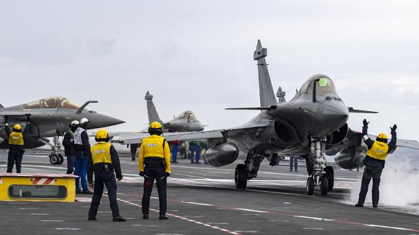 Pour le groupe aérien embarqué, Polaris 21 est l’occasion de conduire de nombreux vols opérationnels depuis le porte-avions Charles de Gaulle : reconnaissance de sites, frappes antinavires ou contre des cibles stratégiques dans la profondeur, départs sur alerte pour protéger la force navale, mais aussi possibilité de réaliser des tirs réels.