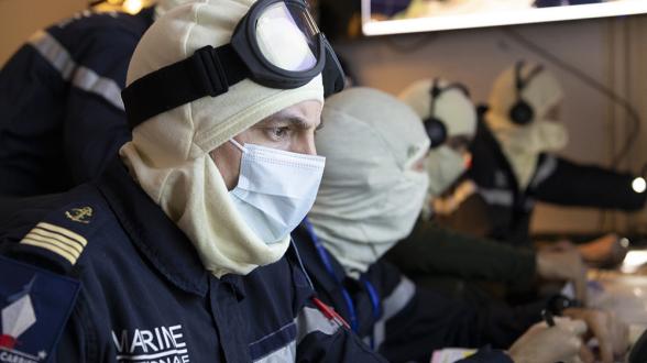 A bord du porte-avions Charles de Gaulle, la détermination se lit sur les visages des marins, lors d’une séquence complexe de tirs coordonnés de missiles de croisière sur des cibles stratégiques. Près de cinquante tirs sont ainsi précisément planifiés et déclenchés depuis plusieurs navires français et américains, en Méditerranée et en Atlantique, depuis le SNA Suffren en immersion et depuis les Rafale Marine du groupe aérien embarqué.