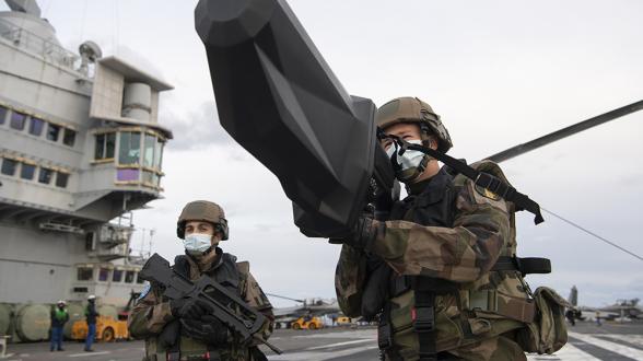 Sur le pont d’envol du porte-avions Charles de Gaulle, un fusilier marin se tient prêt à neutraliser une menace drone. Polaris 21 restitue les conditions du combat de haute intensité avec réalisme, exigeant des équipages une capacité à détecter et à contrer des menaces de toutes natures.