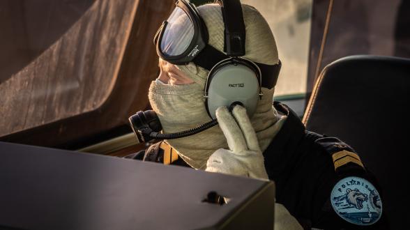 Poste de combat pour franchissement d’un détroit à bord de la frégate multi-missions à capacité de défense aérienne renforcée (FREMM-DA) Alsace. Entraînement réalisé dans les tout premiers jours de Polaris 21, consacrés à la montée en puissance et à l’intégration dans la force, à l’instar d’un transit vers la zone d’opérations. Admise au service actif le 22 novembre, l’Alsace est pleinement intégrée au sein du groupe aéronaval. Elle participe à la protection du porte-avions Charles de Gaulle.