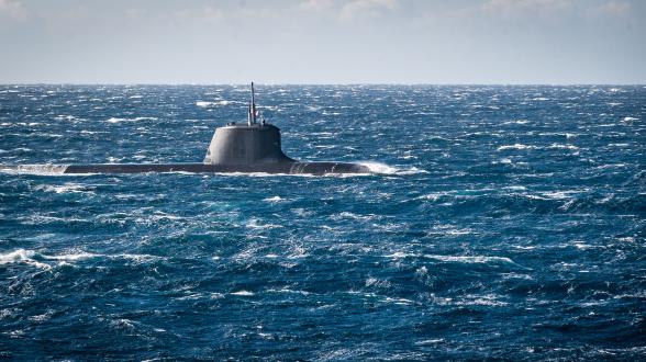 Le sous-marin nucléaire d’attaque (SNA) Suffren, l’un des moyens les plus modernes de la Marine, déployé dans cet exercice de haute intensité. Pendant Polaris 21, l’équipage du Suffren s’entraîne sur tout le spectre de ses capacités : localisation et engagement de bâtiments de combat ennemis, mise en œuvre répétée de forces spéciales, tirs de missiles de croisière contre des cibles à terre.