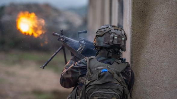 Depuis le porte-hélicoptères amphibie (PHA) Tonnerre, le groupement tactique embarqué de la 13e division blindée de la Légion étrangère est au cœur d’une manœuvre amphibie « coup de poing » de la force rouge, la Task Force 472. Après un raid nautique de nuit de 5 heures, les marins déploient leurs camarades légionnaires qui manœuvrent à terre pour neutraliser un système de défense antiaérien utile à la force bleue, qui protégeait le littoral et un détroit.