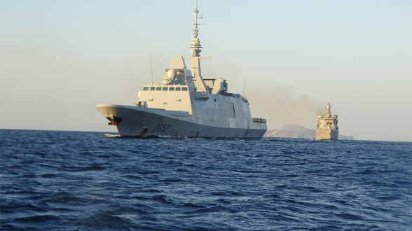 Méditerranée centrale – La FREMM Provence s’entraîne avec les forces armées grecques
