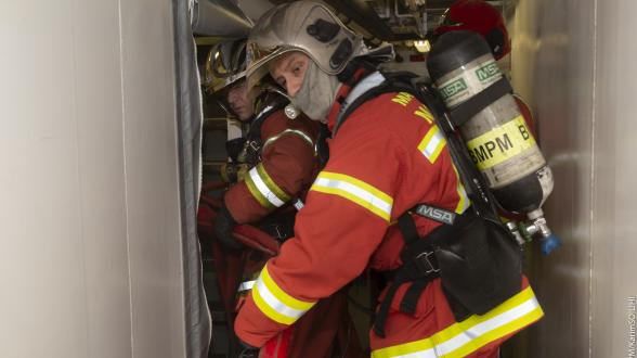 Marins et marins-pompiers s’entraînent à lutter ensemble contre les feux de navire