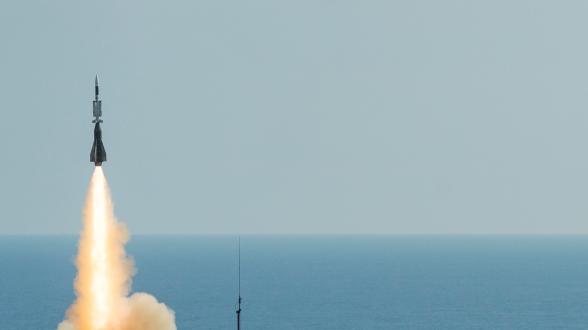 Pendant Polaris 21, les aviateurs français déploient une douzaine d’aéronefs ainsi qu’une batterie de systèmes sol-air à moyenne portée Mamba et un radar Girafe. Leur objectif : protéger le littoral conquis par la force rouge et interdire l’accès à la région aux moyens de la force bleue. La densité des moyens déployés par les armées françaises participe directement au réalisme du scénario de l’exercice et ainsi à la crédibilité de nos forces.
