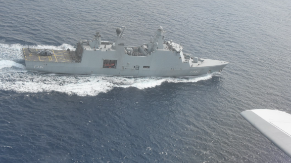 GOLFE DE GUINEE : le Falcon 50 M et la frégate danoise Esbern Snare renforcent leur interopérabilité