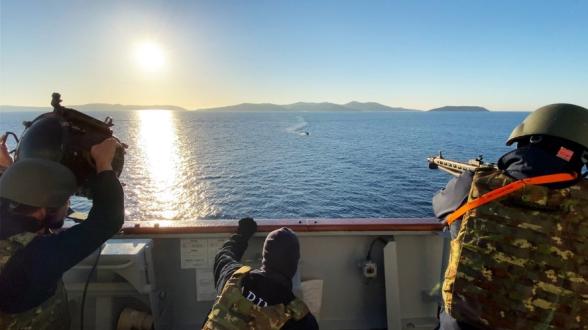 Polaris 21 mobilise l’ensemble des domaines de lutte du combat aéromaritime, dans des actions de forces symétriques mais aussi asymétriques. À l’occasion d’un passage de détroit, l’équipage de la frégate italienne Carlo Bergamini fait face à une embarcation simulant une attaque terroriste. Dans le même temps, une équipe de plongeurs démineurs intervient sur un zodiac piégé pendant que le reste de la force veille tous azimuts.