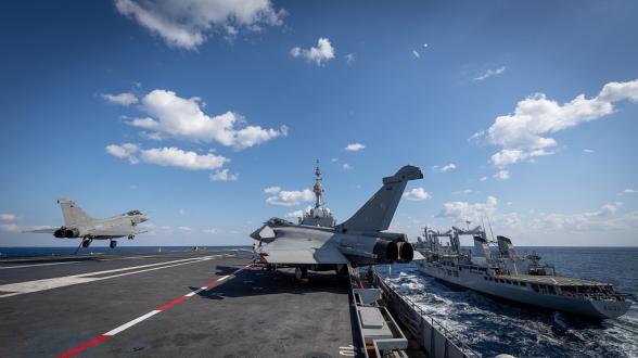 CLEMENCEAU22 – Des appontages en plein ravitaillement à la mer, un gain d’endurance opérationnelle