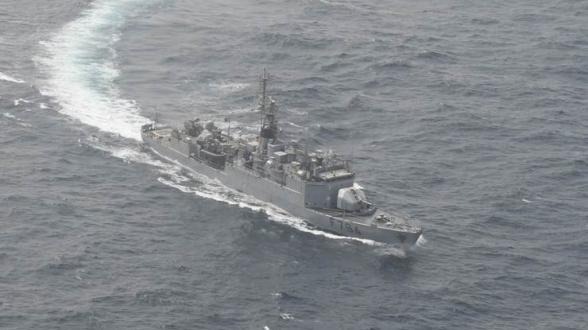 Entamant sa patrouille retour vers Brest, le PHM Enseigne de vaisseau Jacoubet a fait escale à Dakar pour la seconde fois entre le 17 et le 21 février, puis s’est entraîné avec le Falcon 50 Marine de la 24F détaché aux Éléments Français au Sénégal (EFS).