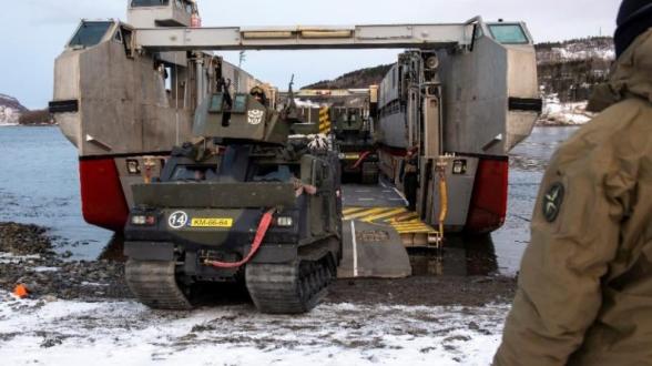COLD RESPONSE 2022 - Un groupement tactique embarqué néerlandais à bord du porte-hélicoptères amphibie Dixmude