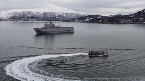 COLD RESPONSE 2022 - Le Porte-hélicoptères amphibie Dixmude certifié aux opérations en Arctique