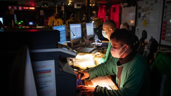 De jour comme de nuit, la chaîne aviation est mobilisée. Au plus près du pont d’envol, le bureau technique aéronautique s’assure de la pleine disponibilité de l’avion jusqu’à son catapultage et récupère les premières informations dès son appontage pour le préparer pour ses prochaines missions.