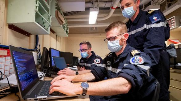 CLEMENCEAU 22 a été marqué par l’intégration à la phase de montée en puissance de la force, d’exercices cyber de haut niveau. Ainsi, tous les aspects du champ cyber sont pleinement intégrées à la réflexion tactique globale, permettant au GAN d’opérer dans tous les champs de la conflictualité.