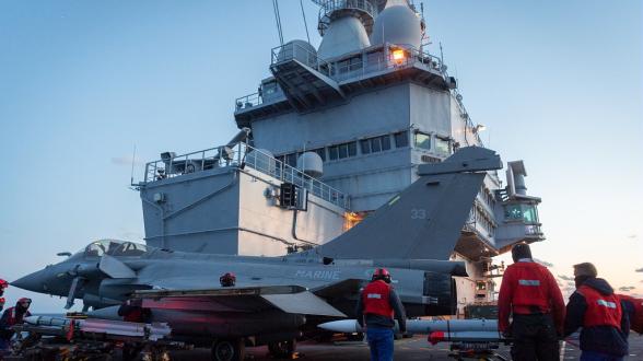 Les Rafale Marine ont réalisé de nombreuses missions de défense aérienne. Qu’il s’agisse de protéger la force aéromaritime en Méditerranée ou l’espace aérien roumain, les avions sont équipés de missiles air-air MICA et, à plusieurs reprises, METEOR, afin de pouvoir réagir à toute situation une fois en vol.