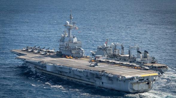 Dans un environnement en constante évolution, le porte-avions doit conserver la possibilité de réagir à toute éventualité. Réussir à catapulter et faire apponter des Rafale Marine en pleine manœuvre de ravitaillement à la mer illustre la polyvalence du groupe aéronaval et sa capacité à faire face à toute situation. 
