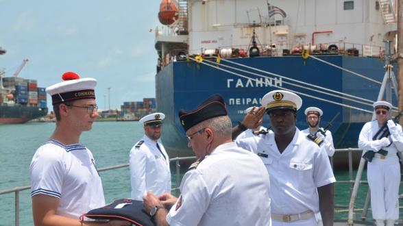 Corymbe 161 : Remise de décorations à deux autorités béninoises sur le PHM Commandant Birot
