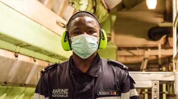 Portrait de l’EV2 Druisin – officier-élève Camerounais à bord du porte-hélicoptères amphibie Mistral