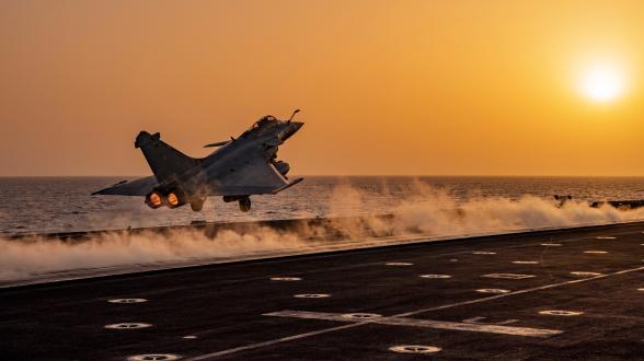 Le Charles de Gaulle reprend la mer pour l’École de l’aviation embarquée