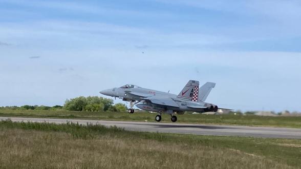Coopération franco-américaine : 7 avions de chasse américains F18 sur la base d’aéronautique navale de Landivisiau