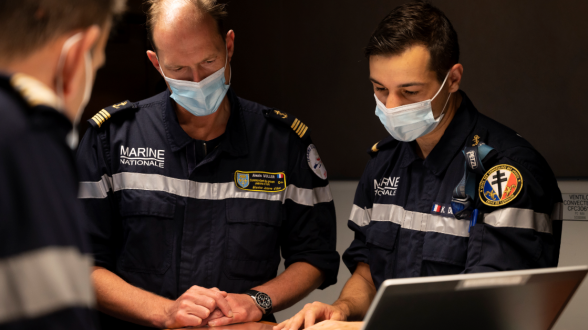 A l'image du commissaire Korantin, en photo dans la passerelle du PHA Mistral, briefant une manœuvre de ravitaillement à la mer au Commandant du Mistral 