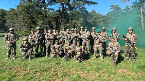 L’équipe de visite de la FREMM Languedoc A s’entraîne dans le Larzac avec les légionnaires de la 13ème DBLE