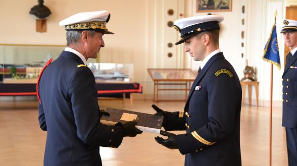 Cérémonie de présentation au drapeau et cérémonie de fin de cours à l’École de maistrance