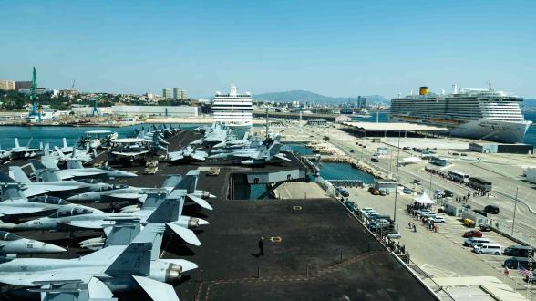 Le porte-avions américain USS Harry S. Truman et son escorte en escale sur le littoral méditerranéen